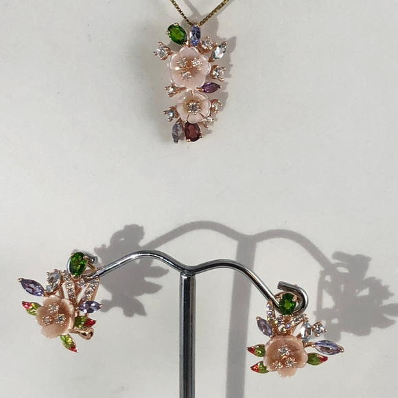 Beautiful Spring Flower Earrings & Pendant - Picture 5 of 7